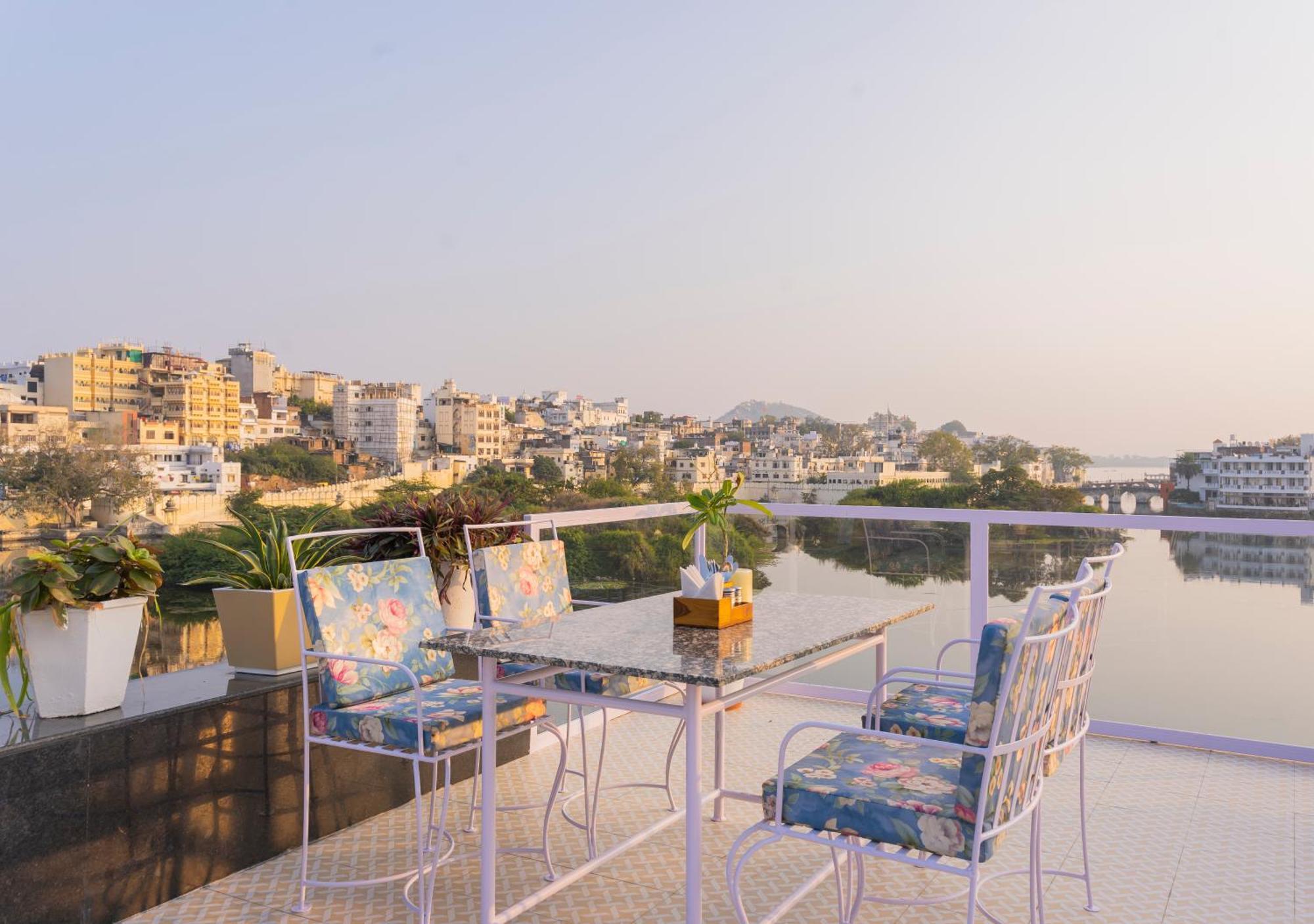 Natural Lake View Hotel أُودايبور المظهر الخارجي الصورة
