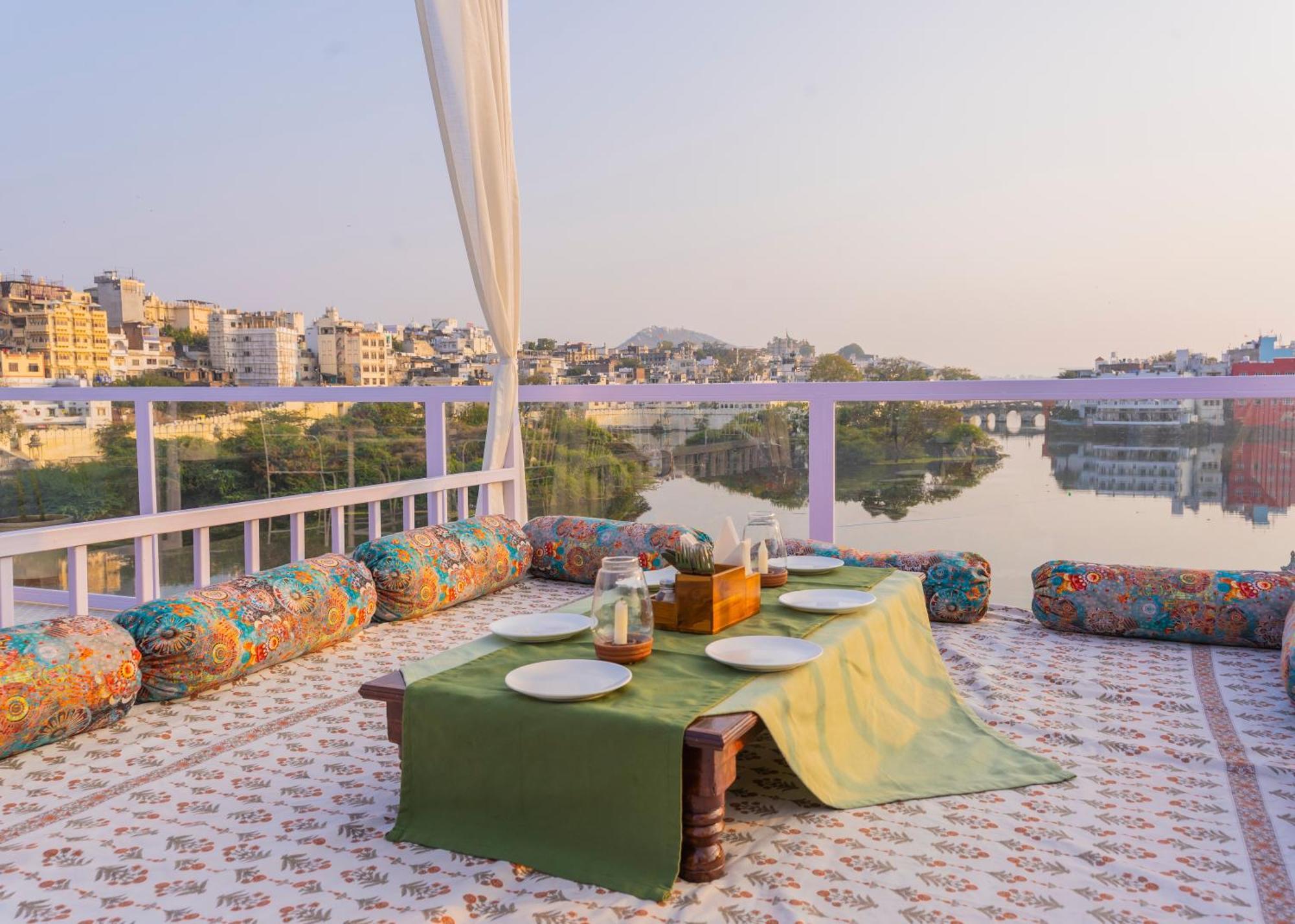 Natural Lake View Hotel أُودايبور المظهر الخارجي الصورة