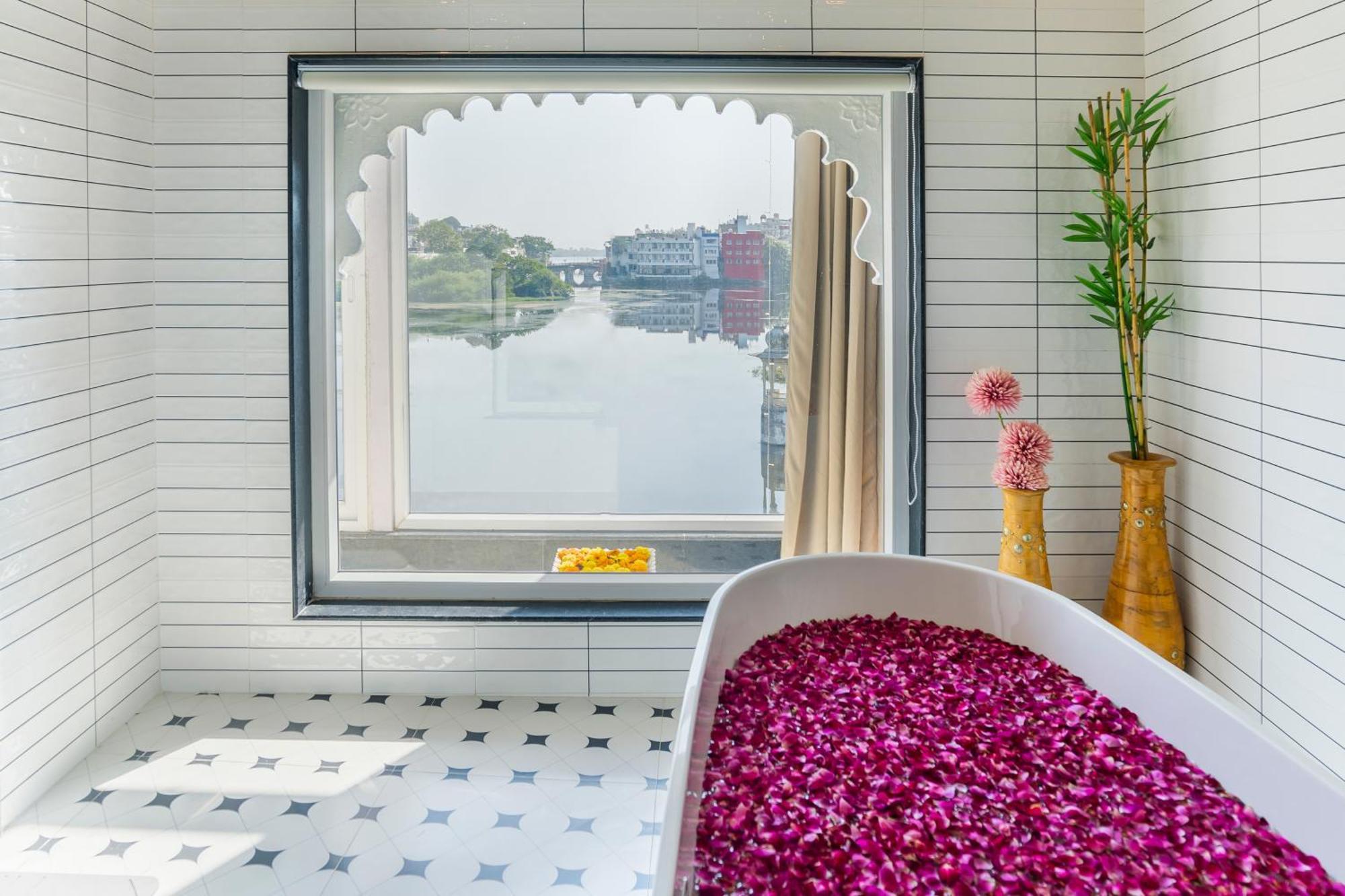 Natural Lake View Hotel أُودايبور المظهر الخارجي الصورة